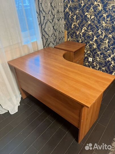 Рабочий стол с тумбочкой