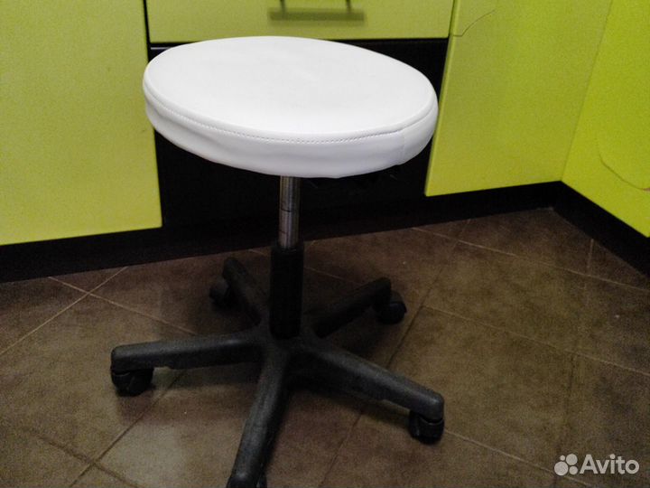 Стул мастера на колесах