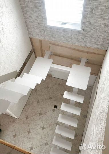 Лестница на металлокаркасе открытого типа