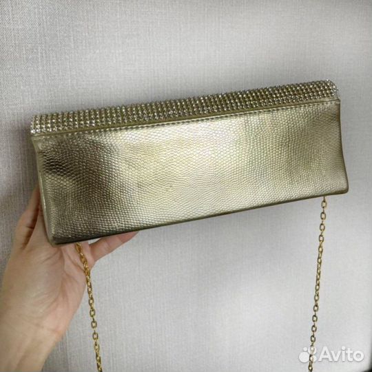 Клатч на цепочке золотого цвета со стразами