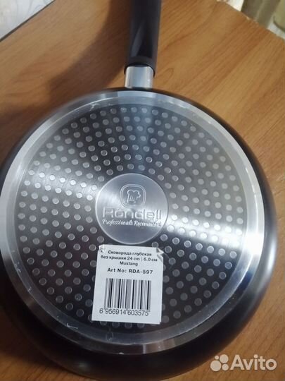 Сковорода с антипригарным покрытием новая