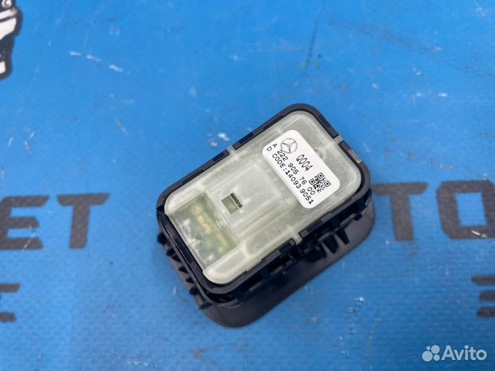 Кнопка открывания багажника Mercedes-Benz C-Class