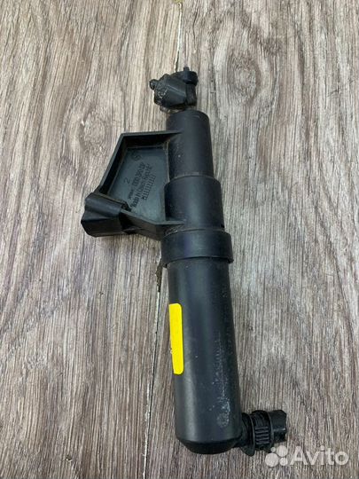 Форсунка омывателя фар передняя правая Volvo V50