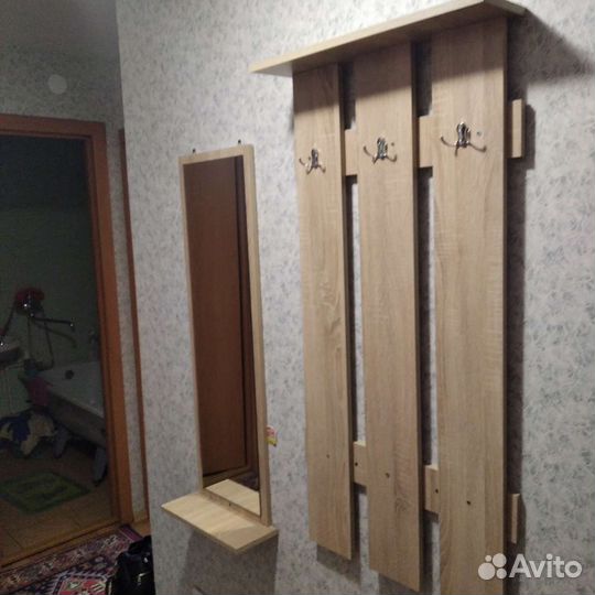 Вешалка и зеркало