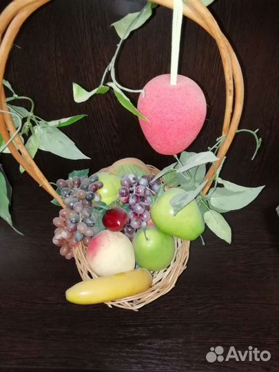 Корзина с искустветвенными фруктами