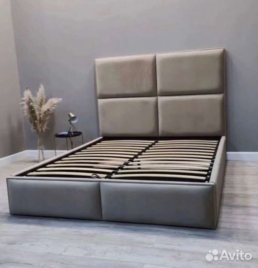 Двуспальная кровать