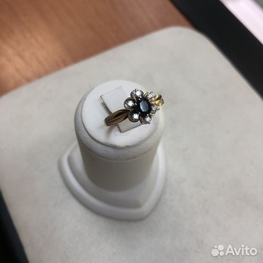 Кольцо с бриллиантом