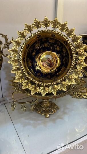 Вазы фарфоровые на брозвовых ножках