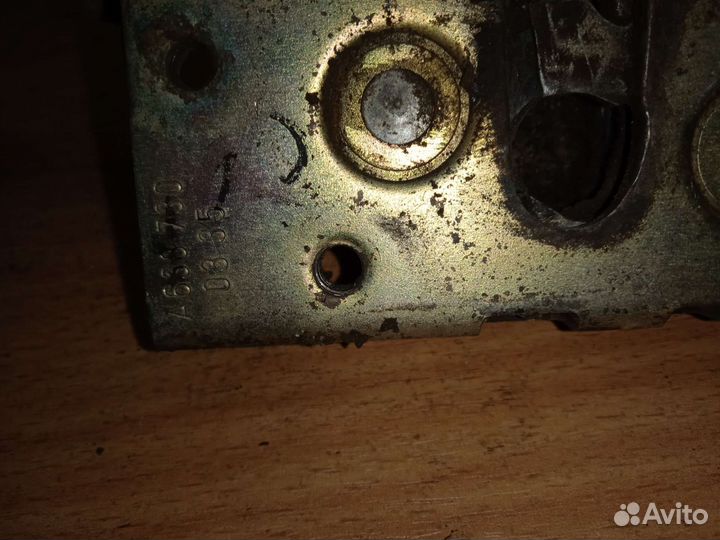 Замок передний правый Mercedes W638 Vito Мерседес