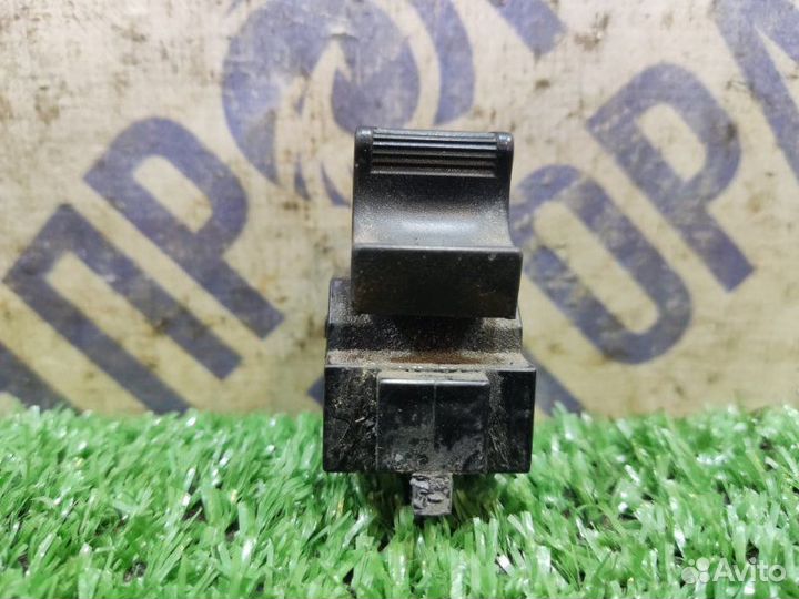 Кнопка стеклоподъемника передняя правая Toyota