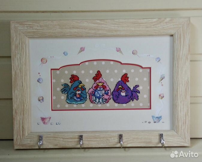 Вышивка крестиком в раме с крючками