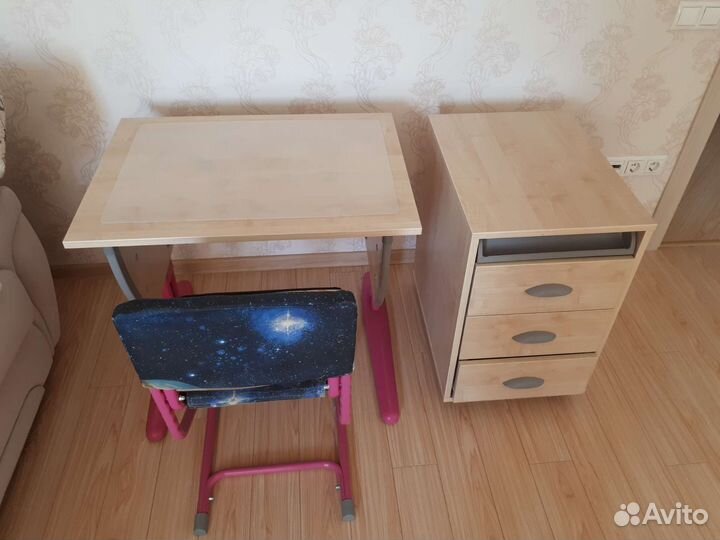 Школьная парта и стул