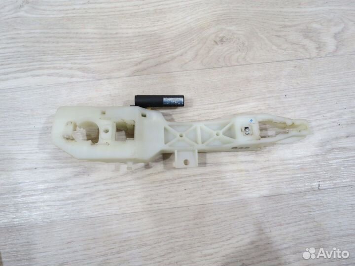 Кронштейн ручки задней левой Hyundai Solaris