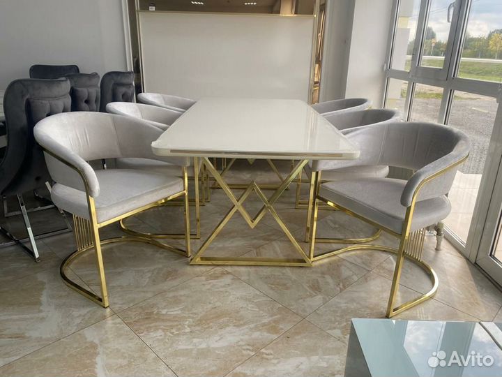 Стол и стулья