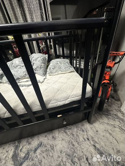 Детская кроватка с маятником