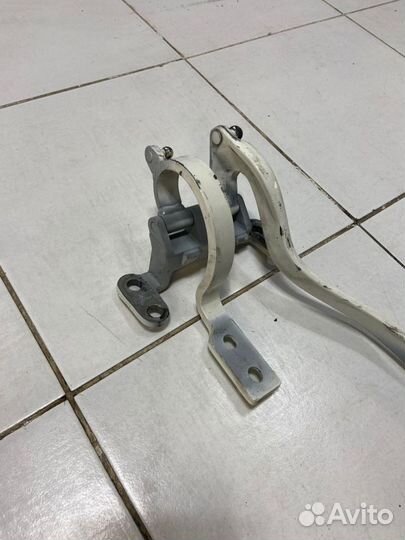 Петля крышки багажника Volkswagen Touareg I (2002—2006)