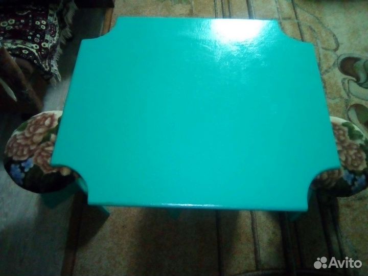 Детский стол и две табуретки