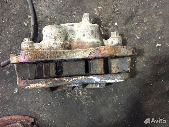 Суппорт передний левый митсубиси паджеро спорт 1