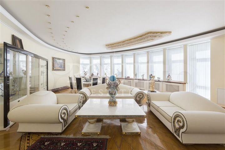 Дом 800 м² на участке 12 сот.