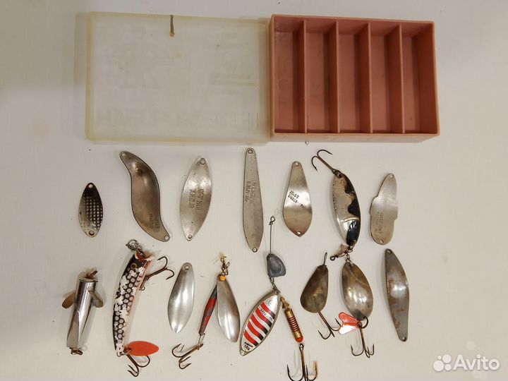 Блесны в коробке рыболовные снасти