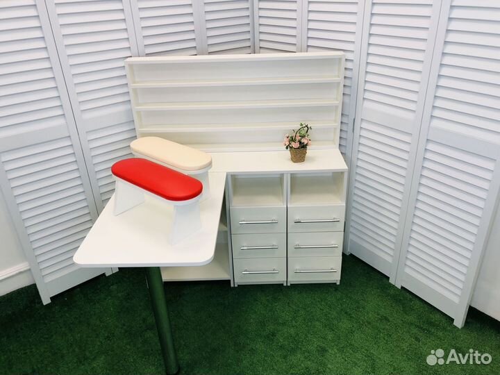 Маникюрный стол