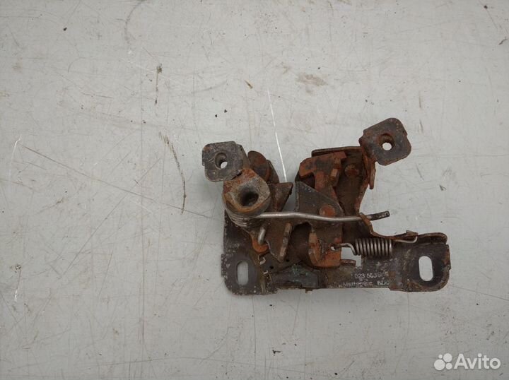 Замок капота на панель Ауди А6 С5