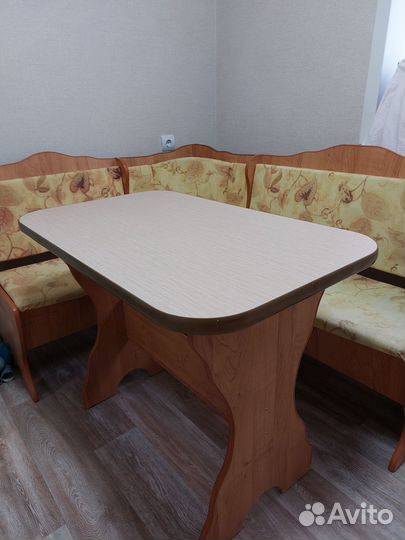 Кухонный уголок со столом и табуретками б/у