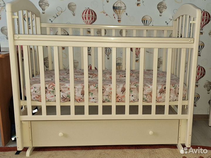 Детская кроватка с матрасиком
