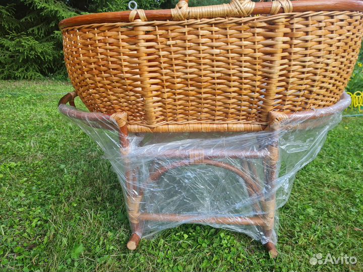 Колыбель плетеная на подставке (лоза)