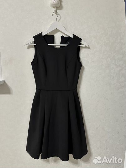 Черное платье без рукавов Mohito