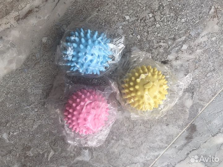 2 мячика разных цветов