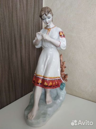 Статуэтка Девушка с ромашкой