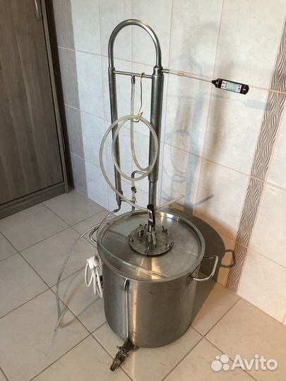 Самогонный аппарат с необходимыми инструментами