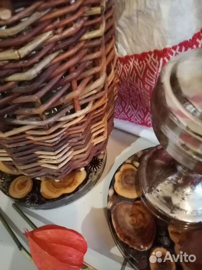 Бутыль четверть в корзине