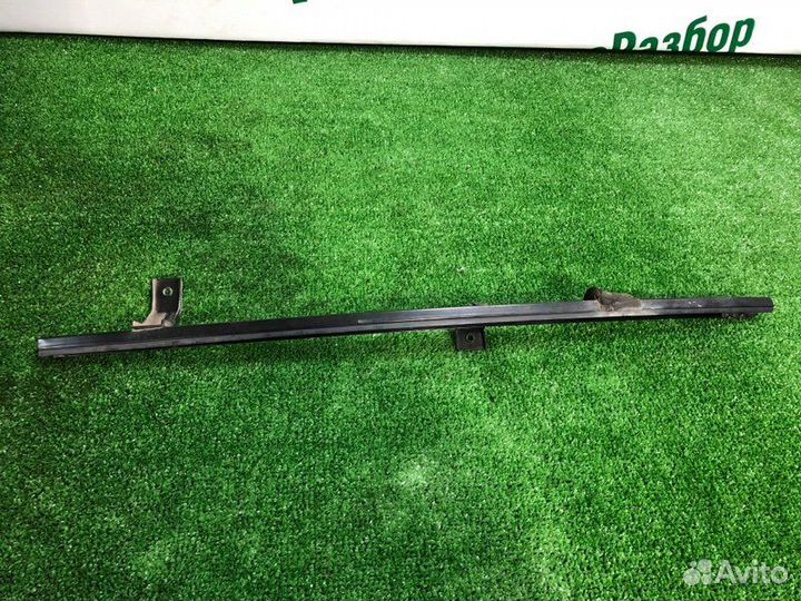 Направляющая стекла двери передняя левая Nissan