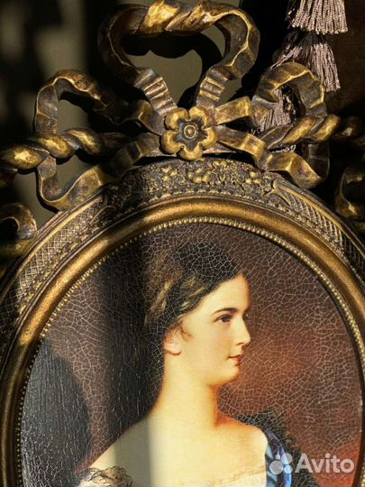 Картина в овальной раме