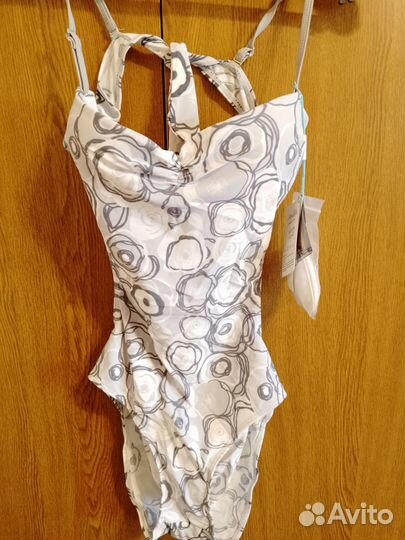 Купальник женский слитный 42 44 новый