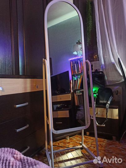 Зеркало на колесиках