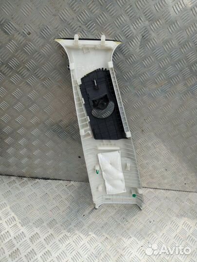 Обшивка центральной стойки правая Genesis Gv70