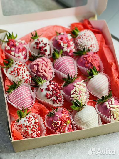 Клубника в шоколаде с цветами