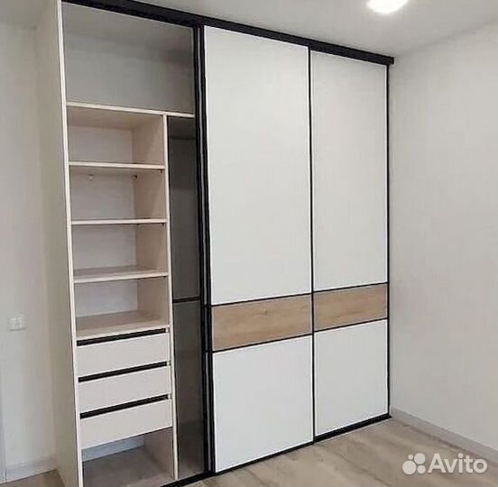 Книжный шкаф