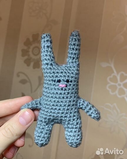 Вязаная игрушка зайчик, ручной работы