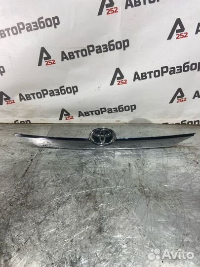Накладка крышки багажника Toyota Camry V50