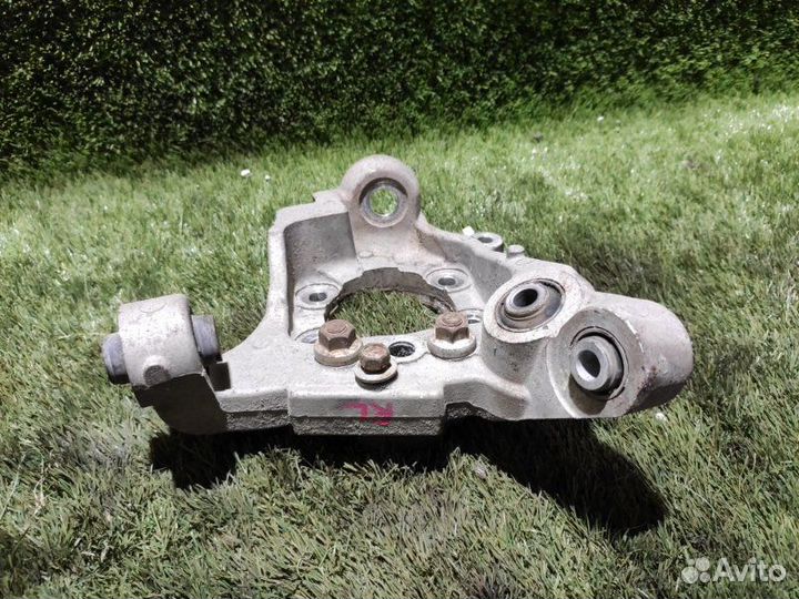 Цапфа задняя левая Nissan Stagea VQ25DET