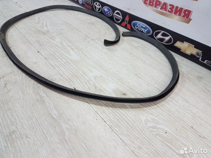 Уплотнительная резинка двери багажника задняя