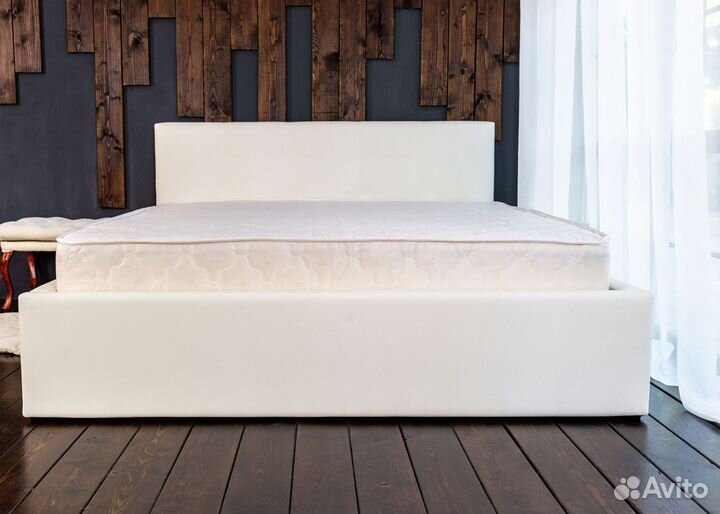 Кровать с матрасом