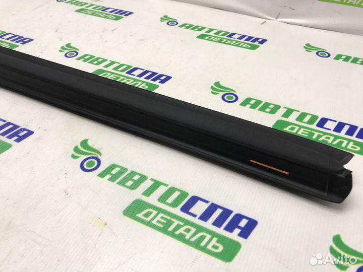 Уплотнитель стекла двери передний левый Mazda