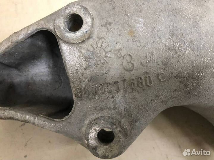 Кронштейн двигателя правый Peugeot 206 1998-2012