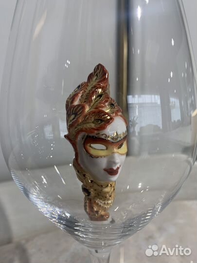 Бокал с фарфоровой венецианской маской