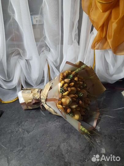 Букет из орехов